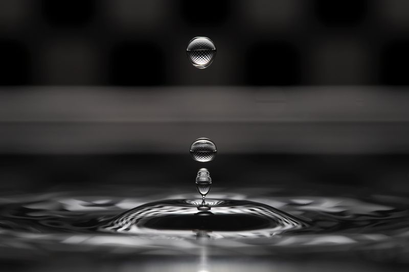 Water in the dark фото превью