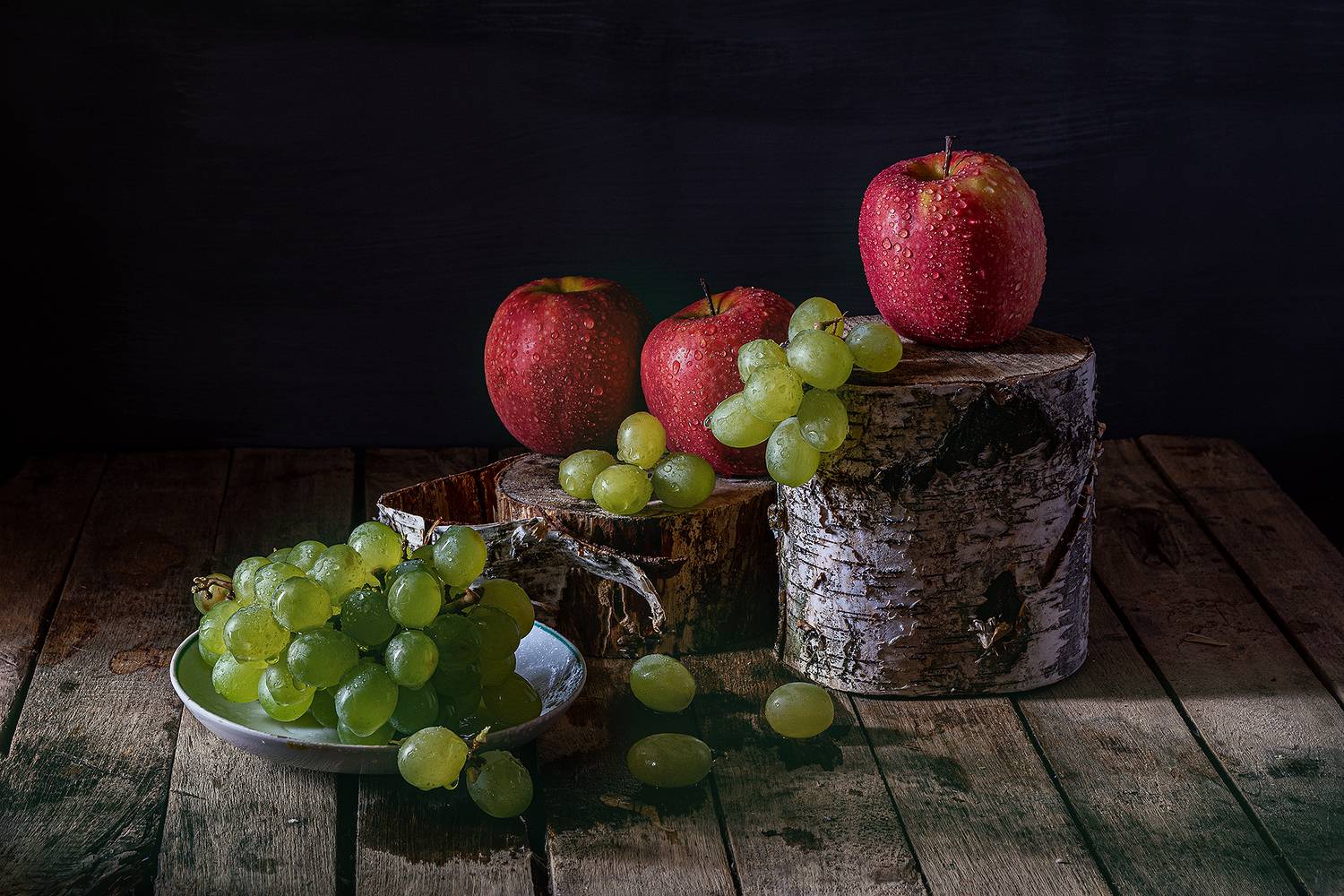 виноград, яблоки, березовые чурки, капли воды, Баг Алексей
