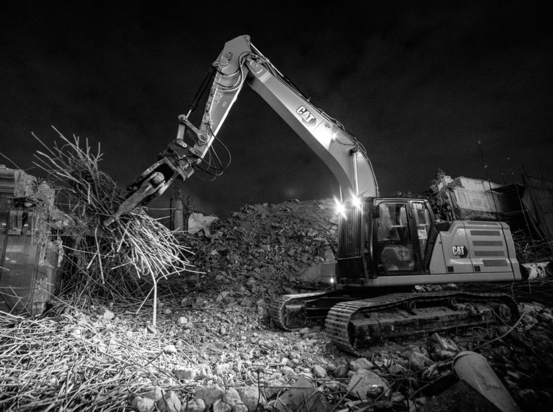 экскаватор, снос, ночь, арматура, захват, груда битого кирпича Хвороста воз фото превью