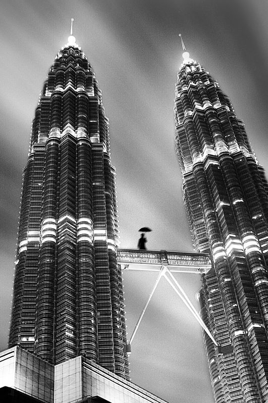 A man under the umbrella фото превью