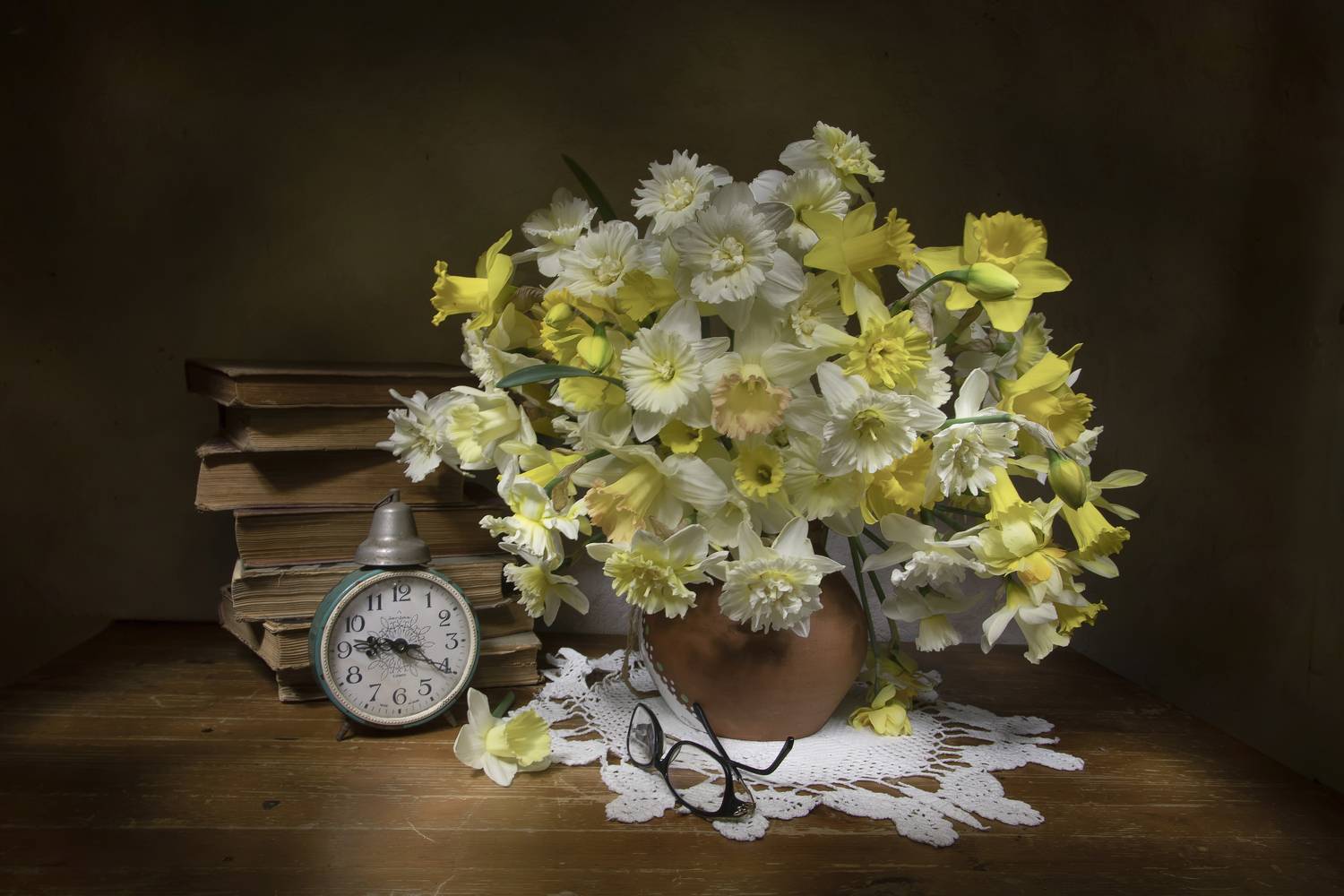 натюрморт, будильник, книги, нарциссы, Феденкова Татьяна
