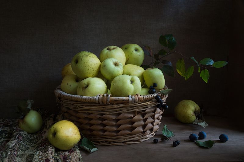 Корзина яблок фото превью
