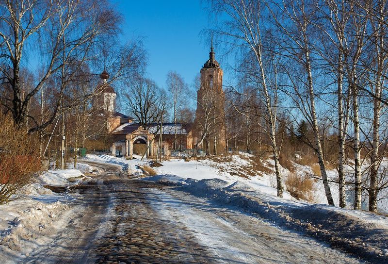 весна, церковь, храм, мостовая, булыжная мостовая, березы, снег Свежесть весны фото превью