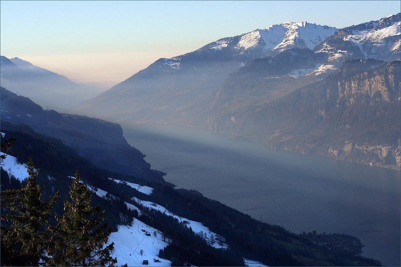 Над зимним озером фото превью