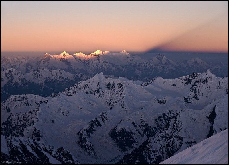 горы, памир, ледник, вершины, рассвет, туризм, альпинизм, пик коммунизма Чудеса поднебесные(тень от пика Коммунизма) фото превью