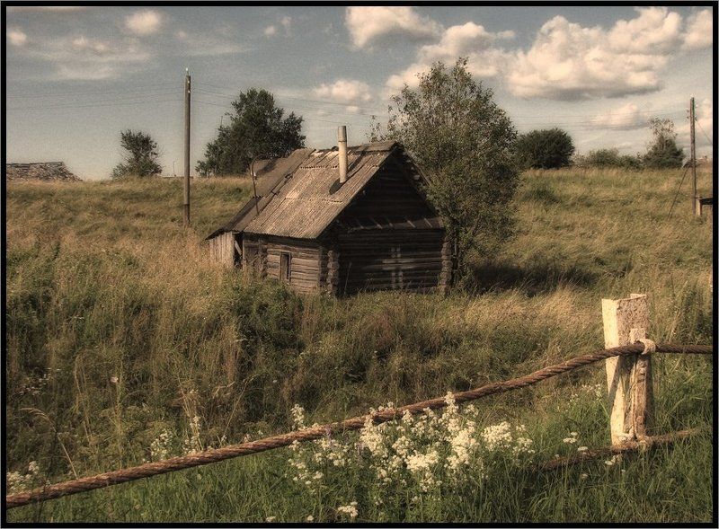 Одинокий домик на окраине фото превью