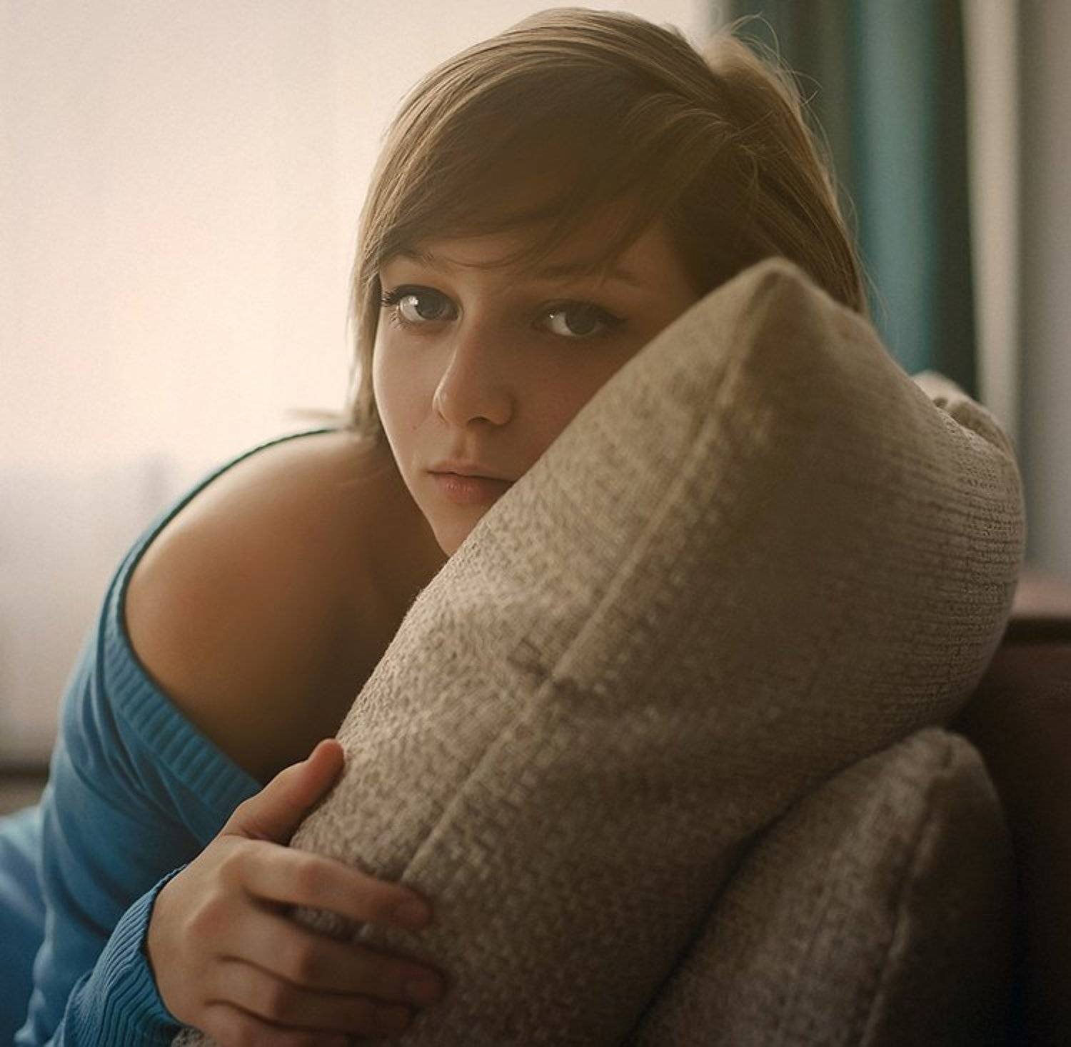 девушка, свитер, синий, занавеска, окно, свет, подушка, глаза, khalifego