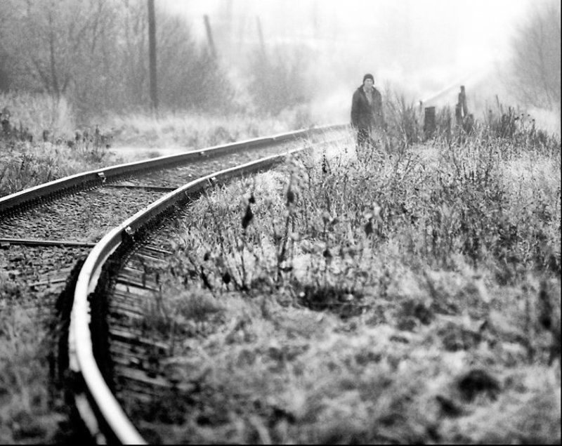 дорога уходящая в туман фото превью