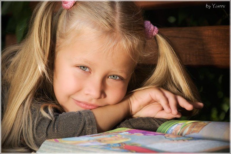 девочка, книга, чтение, знания, картинки, любознательность Соня и книга фото превью