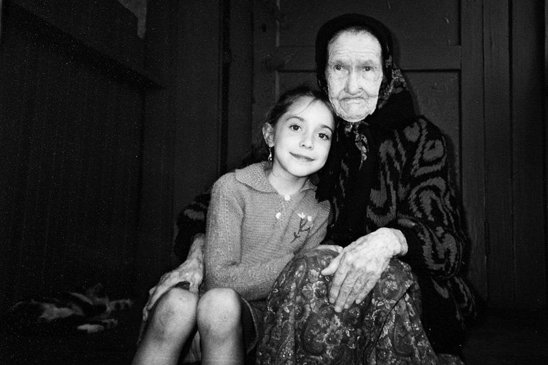 бабушка, внучка, плёнка, деревня Бабушка с внучкой фото превью