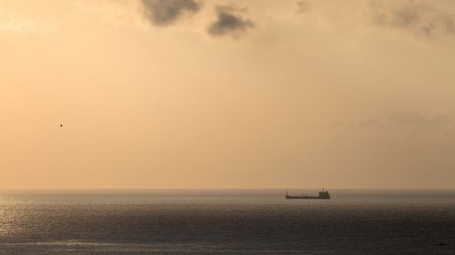 Между небом и морем