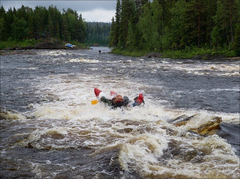 Довольно мрачный пейзаж с элементами водного туризма фото превью