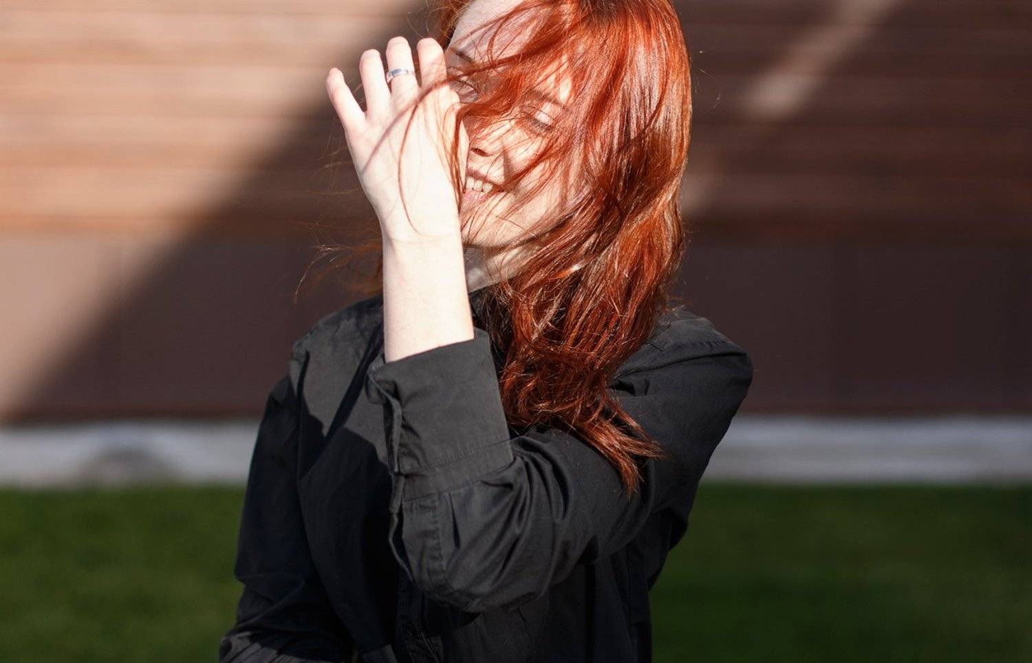 портрет, девушка, рыжая, ветер, Александр Емельянов