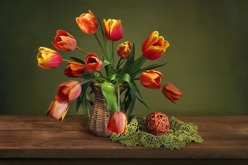натюрморт,весна,тюльпаны,салфетка,шар,плетеная ваза Тюльпаны и шар фото превью