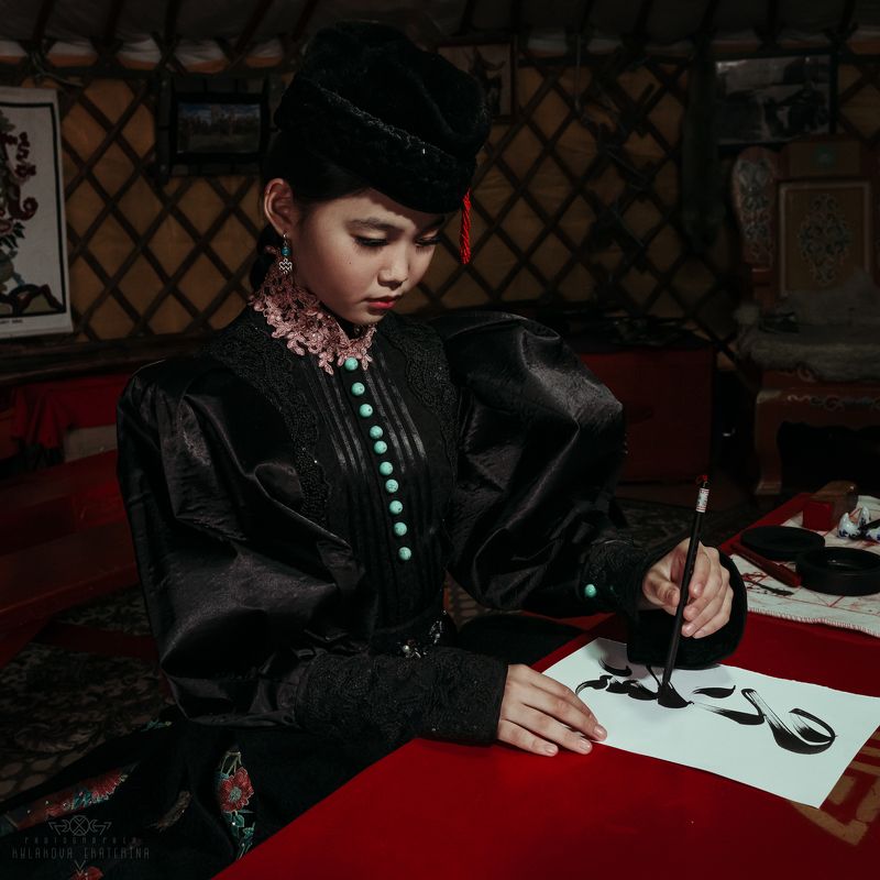 калмыки, Калмыкия, традиции, каллиграфия, юрта, народный костюм, девочка, детская фотосессия Тодо бичиг - ясное письмо фото превью