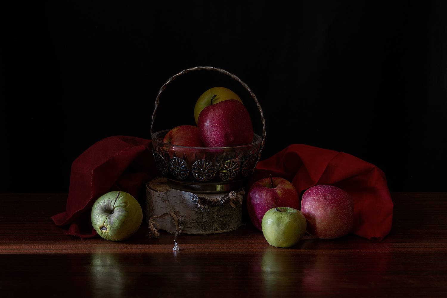 яблоки, березовая чурка, ваза, красная тряпка, Баг Алексей