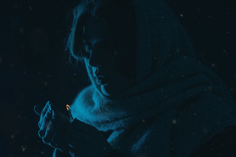 постановочное фото, кинофото, кино, девушка, зима, стилизация Девочка со спичкой фото превью