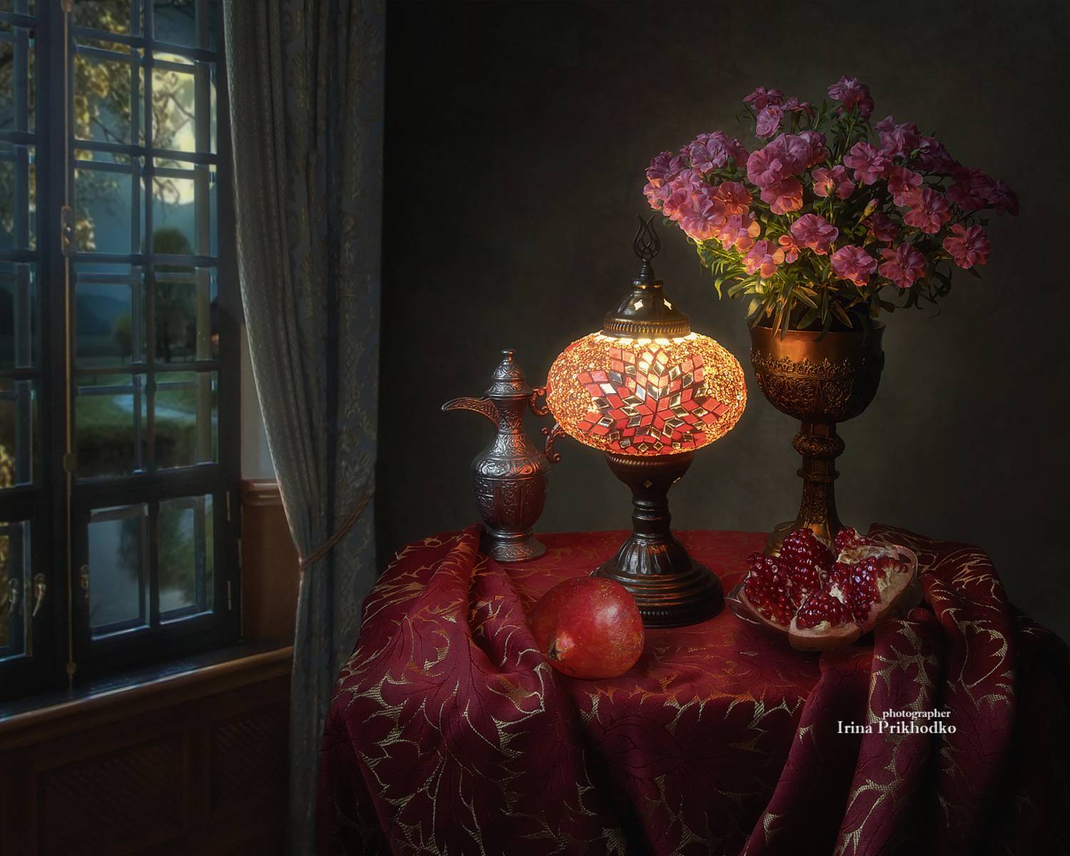 натюрморт, гранат, горящая лампа, вечер, интерьер, цветы, букеты, Приходько Ирина