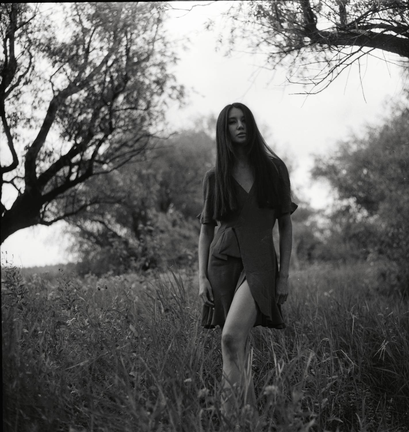 плёнка, 6x6, девушка, средний формат, чб, черно-белое,  film, black and white, ивы, платье, M&oslash;rkt