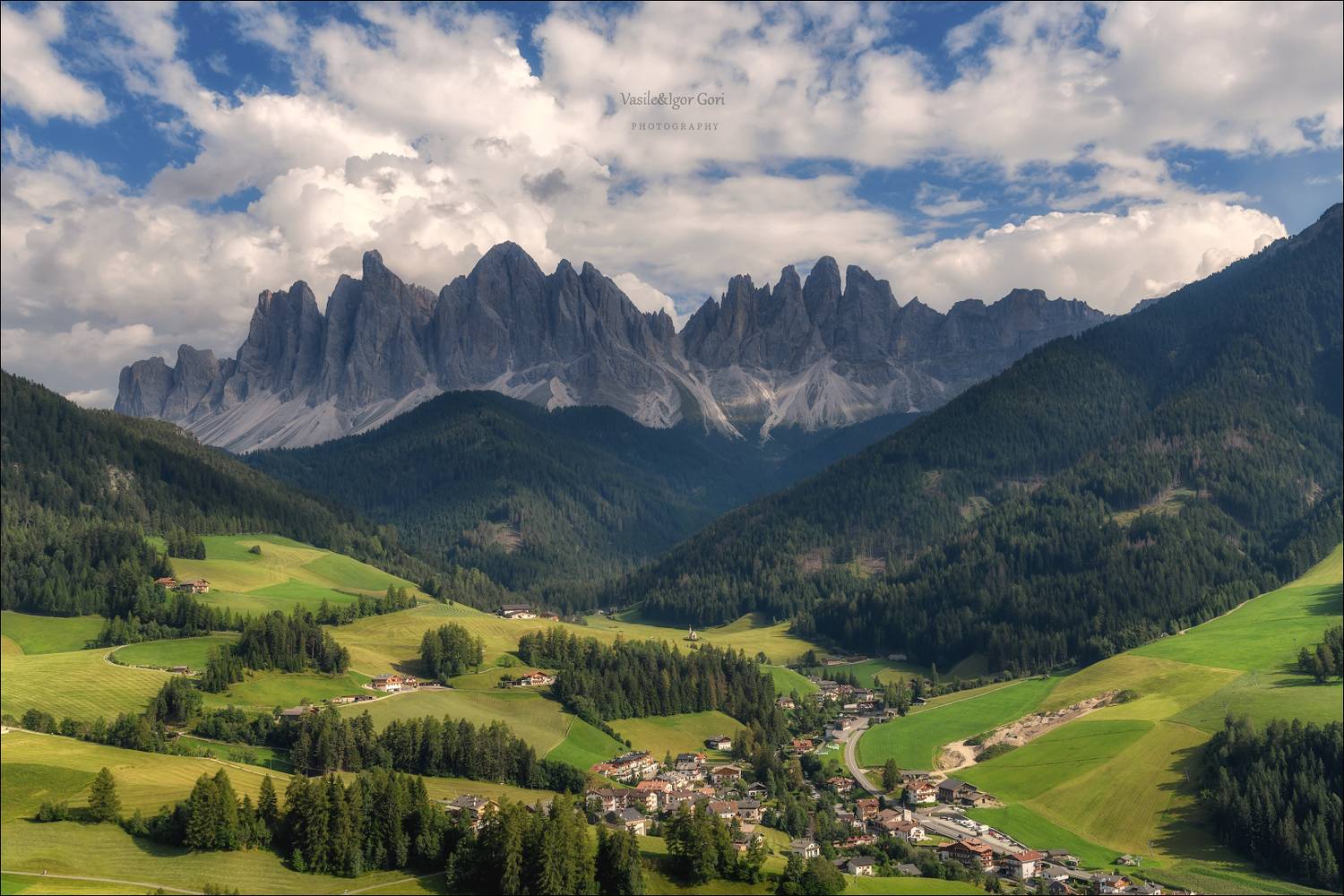 доломитовые альпы,santa maddalena,деревня,val di funes,лето,odle,италия,alps,ranui,san giovanni,церквушка,hills, Гори Василий