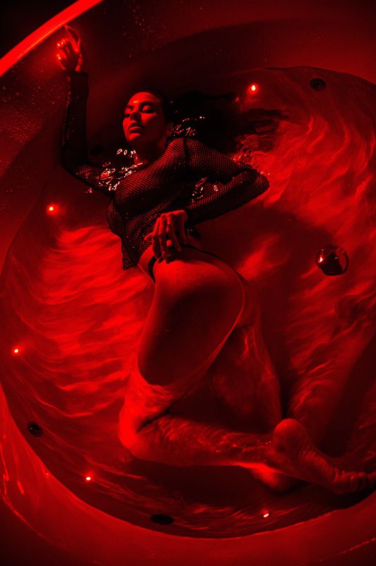 красный, ню, будуар, ванная, блики, вода, джакузи черное на красном фото превью