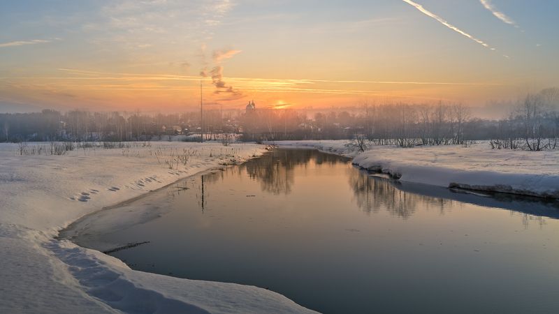 весна,вечер,закат,туман,деревня,церковь,небо,облака,солнце,отражение вечер фото превью