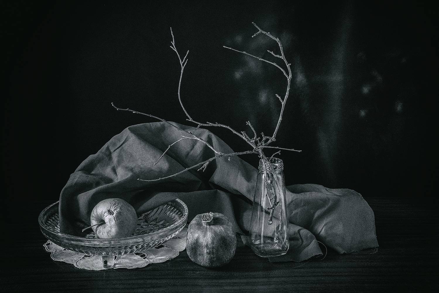 яблоко, гранат, блюдо, бутылочка, сухие ветки, драпировка, Баг Алексей