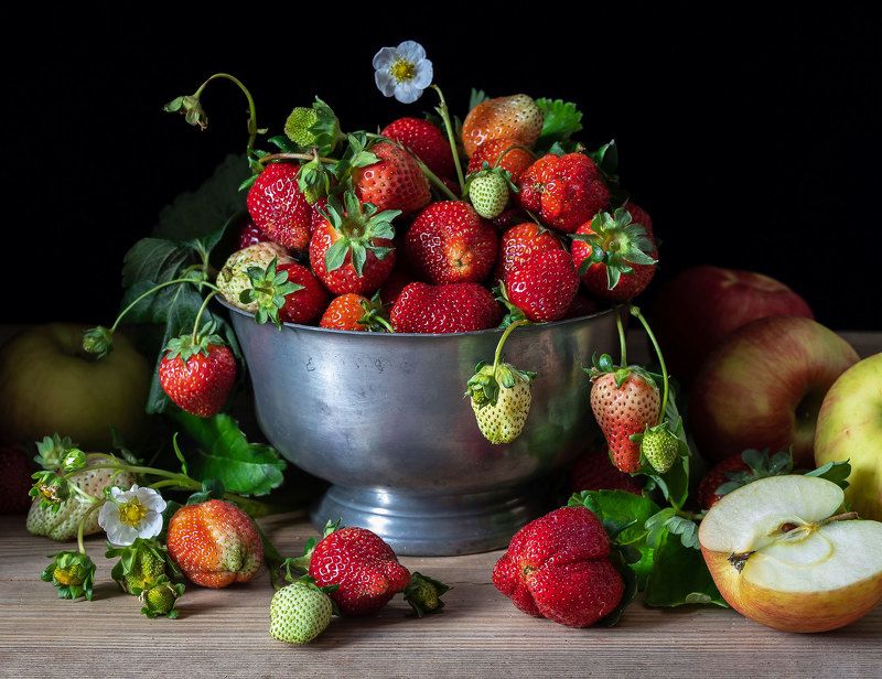 Strawberries and Apples фото превью