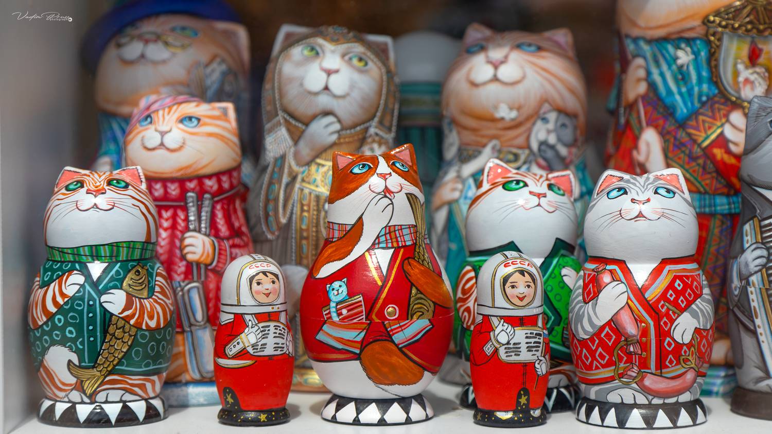 матрёшки, витрина, Зеленоградск, коты, улица, магазин, туризм, фотография, Калининградская область, 2023, nesting dolls, showcase, Zelenogradsk, cats, street, shop, tourism, photography, Kaliningrad region, Vadim Svirin