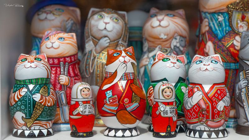 матрёшки, витрина, Зеленоградск, коты, улица, магазин, туризм, фотография, Калининградская область, 2023, nesting dolls, showcase, Zelenogradsk, cats, street, shop, tourism, photography, Kaliningrad region Зеленоградские матрёшки. фото превью