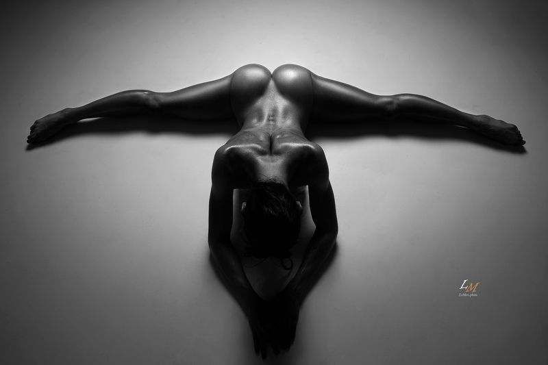 ню, студия, девушка, фотограф москва, ню фотограф, фотограф в москве, чб, bw, nude, скульптурное ню, гимнастка, линии Lines https://boosty.to/lemarphoto фото превью