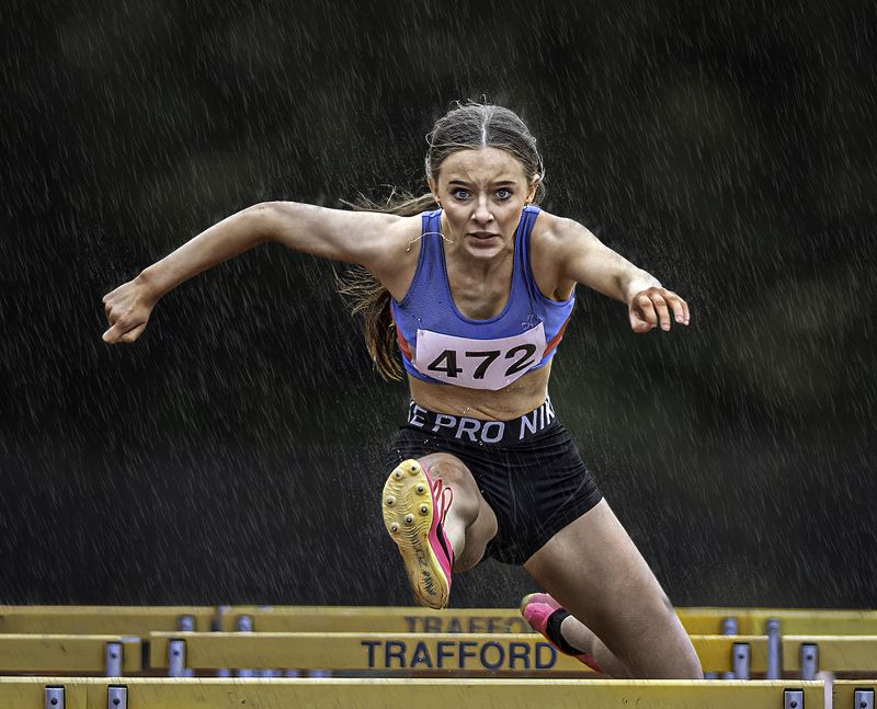 Lucie Hurdling in the rain фото превью