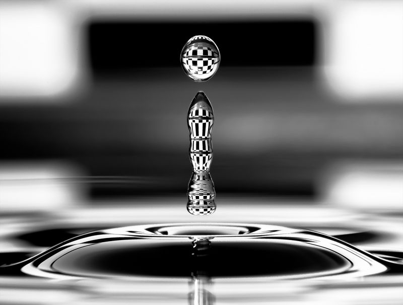 Bullet shaped drop of water фото превью