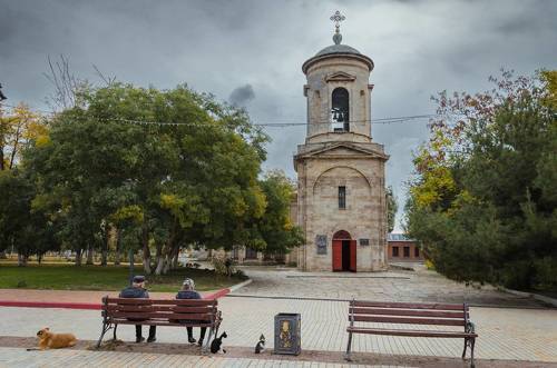 Утром возле храма.