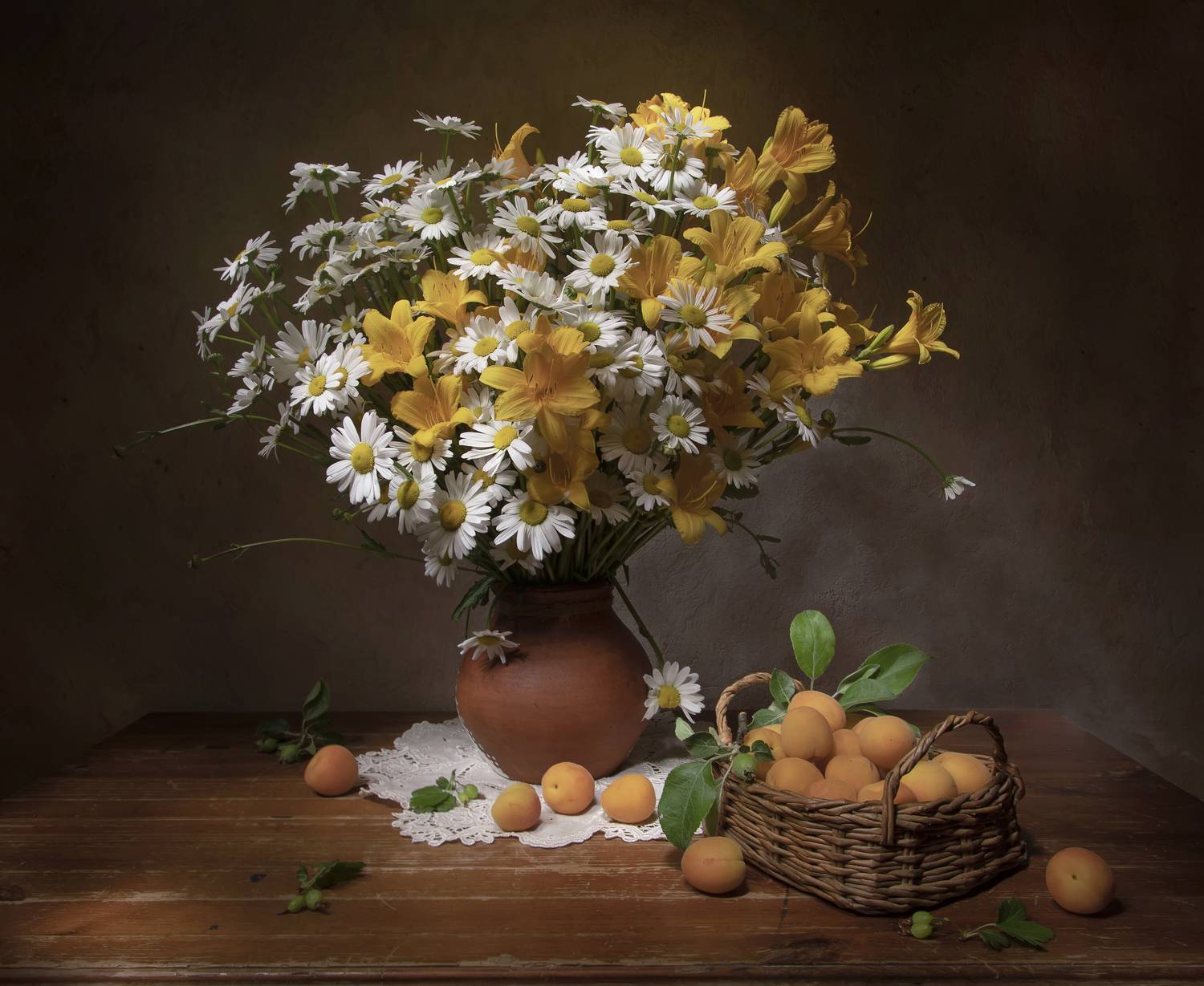 натюрморт, лилейник, ромашки, абрикосы, Феденкова Татьяна