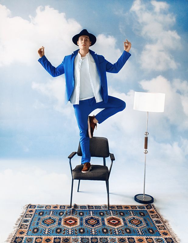 Мужская фотосессия. Мужская фотосессия в студии, мужской портрет,  Голова в облаках  фото превью