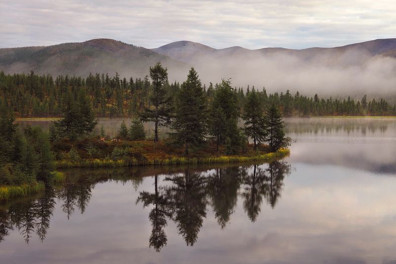 Парусник на озере фото превью