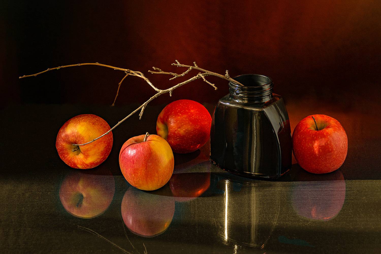 яблоки, сухая ветка, пузырек, красный, чёрный, Баг Алексей