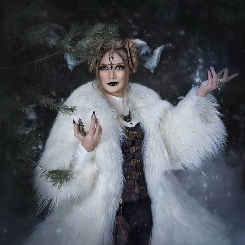 Молодая демоница