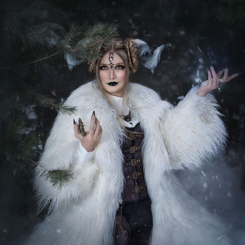 Молодая демоница фото превью