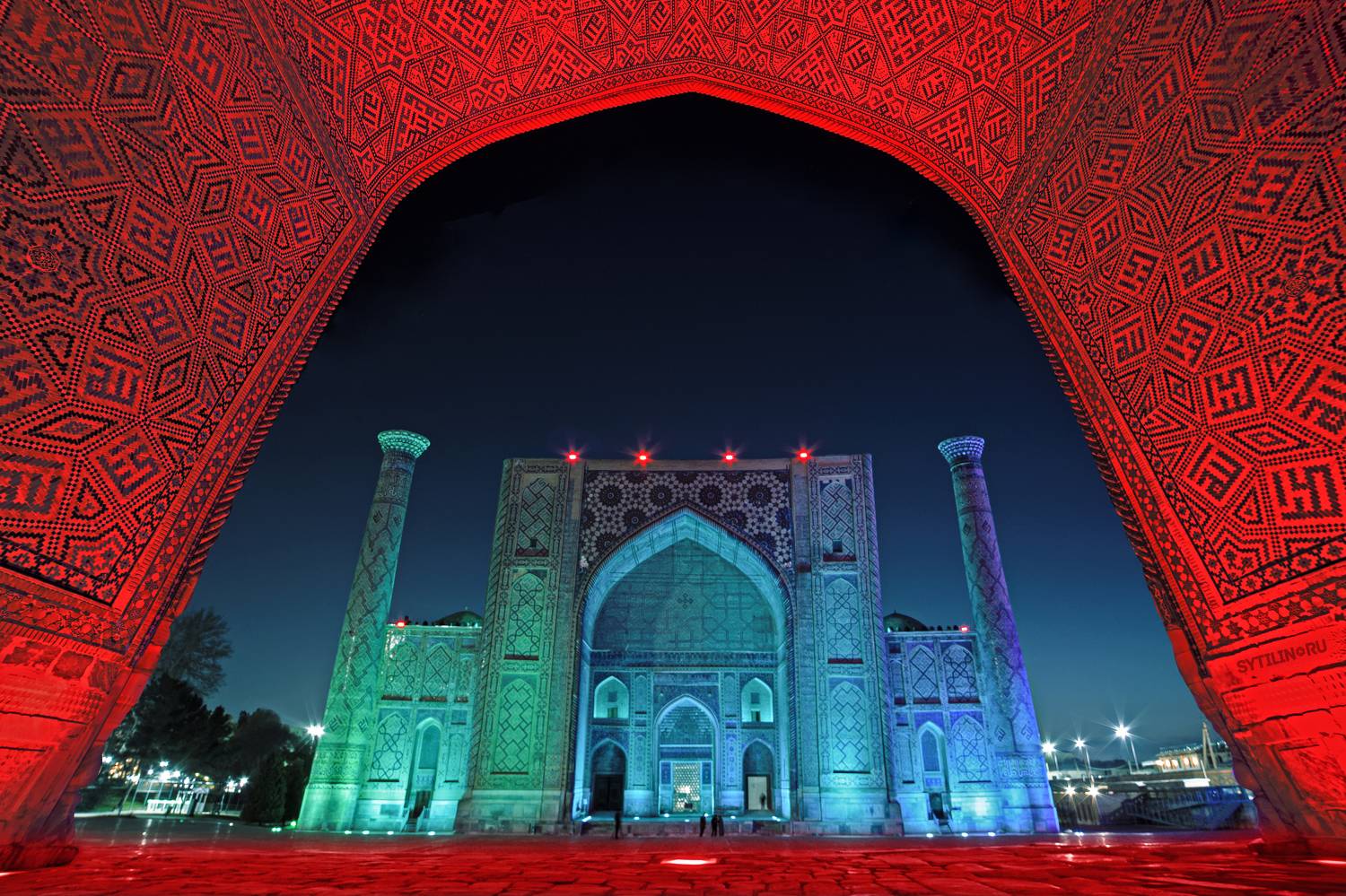 Арка, Регистан, Медресе Улугбека, достопримечательность, тур, Самарканд, архитектура, старинный, религиозный, мечеть, мусульманский, наследие, средневековый, Узбекистан, экскурсия, Registan, Samarkand, Ulugh Beg Madrasa, ночь, подсветка, Сытилин Павел