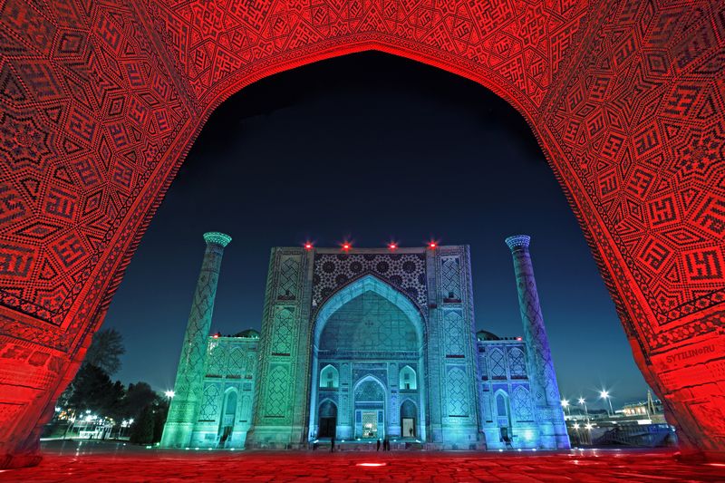 Арка, Регистан, Медресе Улугбека, достопримечательность, тур, Самарканд, архитектура, старинный, религиозный, мечеть, мусульманский, наследие, средневековый, Узбекистан, экскурсия, Registan, Samarkand, Ulugh Beg Madrasa, ночь, подсветка Медресе Улугбека. Регистан. Самарканд. Узбекистан фото превью