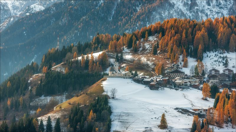 autumn,осень,church,церковь,village,деревня,alps,снег,mountain,альпы,dolomites,доломиты,selva cadore,val fiorentina,италия,monte pelmo Золотая осень на фоне белом... фото превью