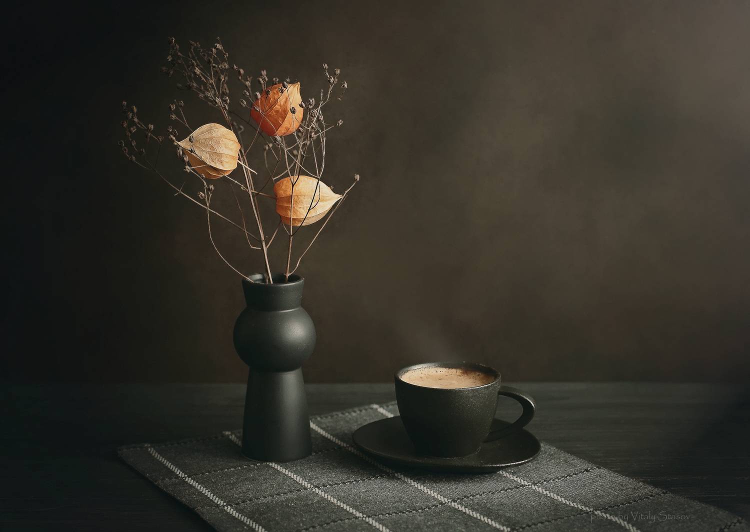 кофе, физалис, на столе, сухоцвет, ваза, минимализм, темный, фон, натюморт, Стасов Виталий