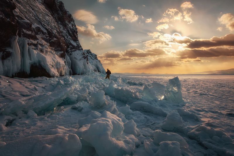 байкал, зима, торосы, наплески, скалы, человек, облака, уходящий день *** фото превью