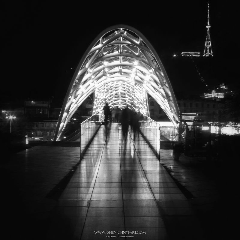 архитектура, мост, силуэты, современная архитектура, параметрика, тбилиси, чёрно-белое, ночной город Призрачные силуэты фото превью