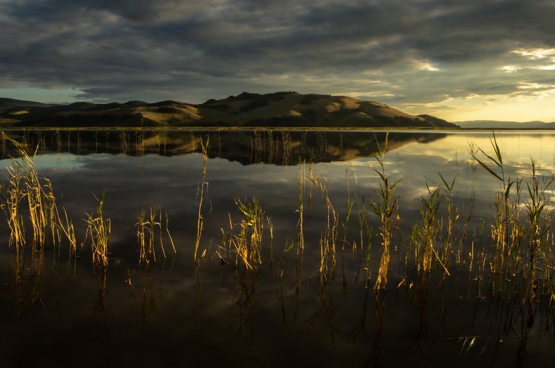 Закат над озером фото превью