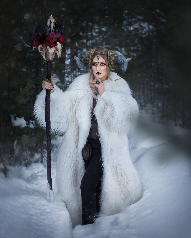 Молодая демоница фото превью