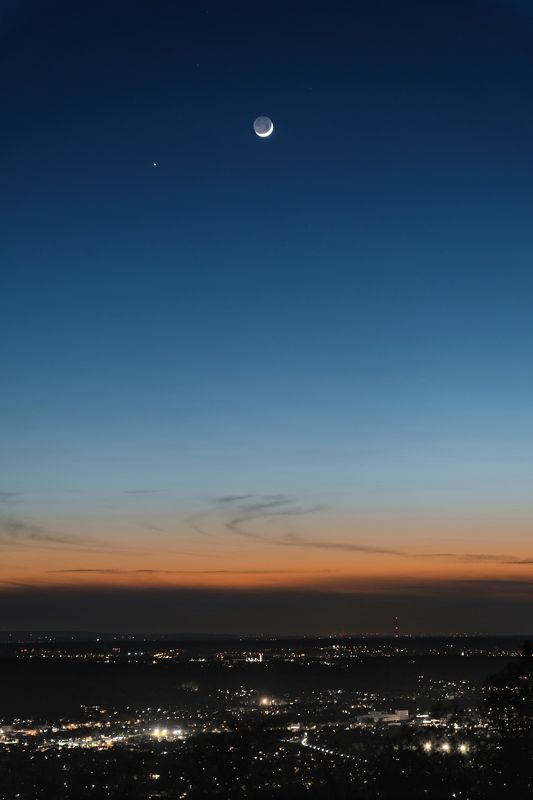 ночь, луна, пейзаж, закат, городской пейзаж, пейзаж с луной, астрофотография, ночная фотография Луна и Юпитер над городом фото превью