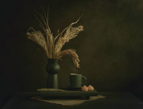 Просо в вазе и чашка кофе..